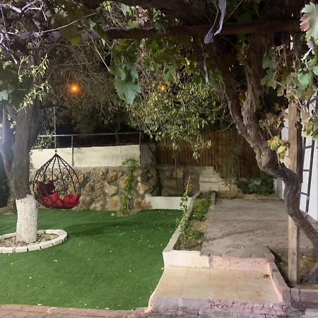Tayoon Host Apartment Джераш Екстериор снимка